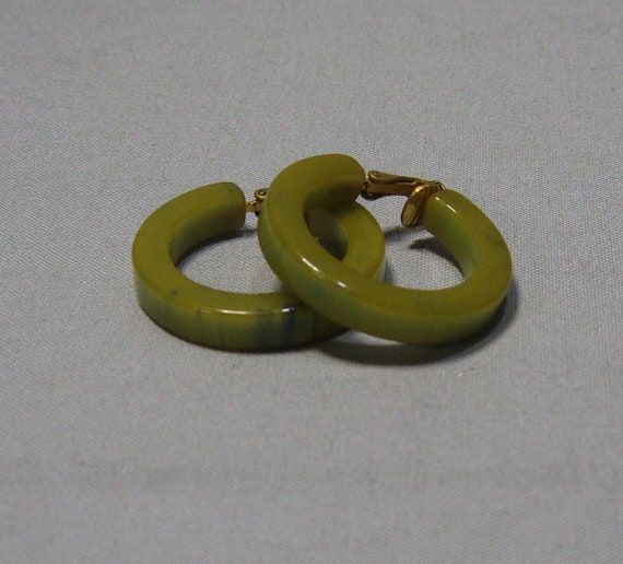 Vintage Green Swirl Bakelite Hoop Earrings - image 3