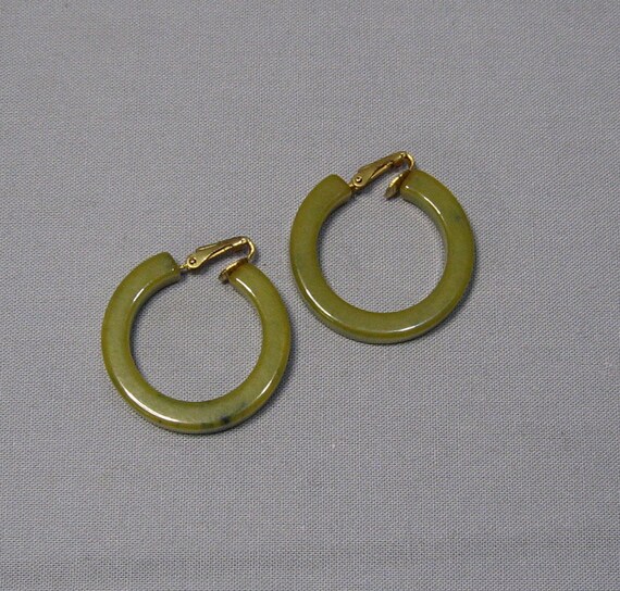 Vintage Green Swirl Bakelite Hoop Earrings - image 1