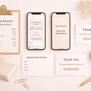 Op de afbeelding: Een platte lay-out met briefpapier voor schoonheidssalons. Bevat een klembord met een prijslijst, twee smartphones met boekingsinformatie, afspraakkaarten en bedankkaarten. Gouden paperclips en een pen zijn ook aanwezig.