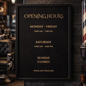 Puede incluir: Un letrero negro enmarcado con letras doradas muestra "HORARIO" para una barbería. El letrero enumera el horario de lunes a viernes, sábado y domingo. Un clásico poste de barbero es visible en el lado derecho.