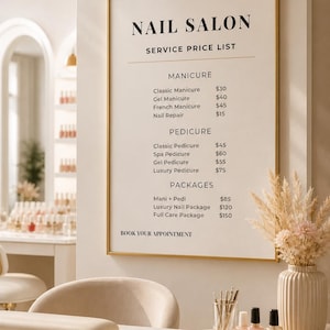 Könnte beinhalten: Innenraum eines Nagelstudios mit einer gerahmten Preisliste, die Maniküre-, Pediküre- und Paketdienstleistungen aufführt. Das Schild lautet "Nagelstudio" und "Service Preisliste". Eine Vase mit Trockenblumen und Nagellackflaschen stehen auf einem Tisch.