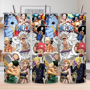 Może przedstawiać: Trzy kubki ze stali nierdzewnej ze słomkami, każdy z żywym kolażem postaci z anime. Projekt zawiera tekst "ONE PIECE" i różne postacie w pozach akcji na kolorowym tle.