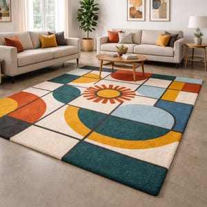 Könnte beinhalten: Ein großer, rechteckiger Teppich mit geometrischem Design. Der Teppich hat einen cremefarbenen Hintergrund mit einem Muster aus Quadraten, Kreisen und Linien in Türkis, Orange, Gelb und Blau. Ein sonnenähnliches Design befindet sich in der Mitte. Der Teppich liegt in einem Wohnzimmer.