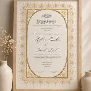 Puede incluir: Un certificado de matrimonio enmarcado con bordes dorados ornamentados y patrones intrincados. El texto incluye los nombres Azhar Bashir y Farah Tyed, fechas y versículos coránicos. El documento se presenta en un marco de madera clara.