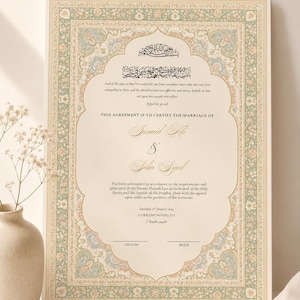 Pode incluir: Um certificado de casamento retangular com centro na cor creme, texto dourado e uma borda decorativa em tons de verde sálvia, pêssego e ouro. O documento inclui caligrafia árabe, texto em inglês e linhas para as assinaturas.