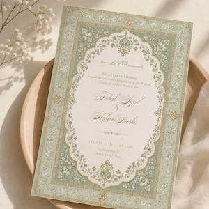 Puede incluir: Una tarjeta de invitación de boda rectangular con un borde verde salvia con intrincados patrones florales y detalles dorados. El centro muestra texto blanco que anuncia la ceremonia Walima de Farah Syed y Azhar Bashir el 20 de agosto a las 17:00.