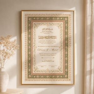 Könnte beinhalten: Eine rechteckige, gold gerahmte Heiratsurkunde mit cremefarbenem Zentrum und schwarzem sowie goldenem Text, umgeben von einer kunstvollen floralen Bordüre in Salbeigrün, zartem Rosa und Gold, mit Linien für die Unterschriften von Braut und Bräutigam.