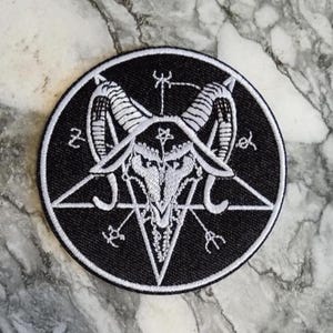 Könnte beinhalten: Ein runder, schwarzer Aufnäher mit weißem Rand. Er zeigt ein weißes Baphomet-Symbol, einschließlich eines Pentagramms, eines Ziegenschädels und anderer esoterischer Symbole. Geeignet für Kleidung.