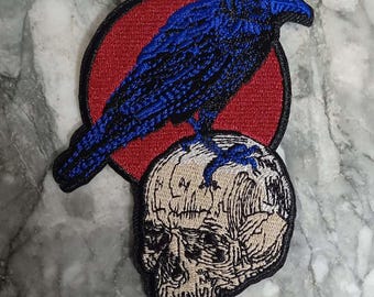 Rabe auf Schädelflicken