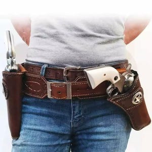 Cowboypistolhölster i läder för revolver och pistol. Kaliber 35/357, rent läder.