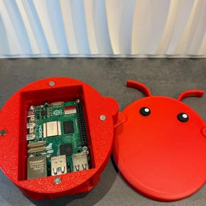 Raspberry Pi 5 case in claw design