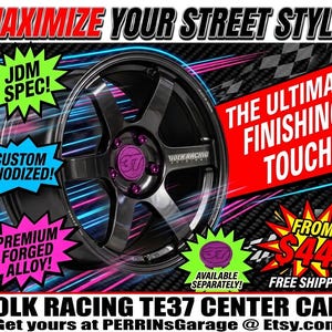 Könnte beinhalten: Schwarze Volk Racing TE37-Radmitte mit lila Mitte und Akzenten. Das Bild enthält den Text "MAXIMIZE YOUR STREET STYLE!" und "THE ULTIMATE FINISHING TOUCH!". Weitere Texte sind "JDM SPEC!", "CUSTOM ANODIZED!" und "PREMIUM FORGED ALLOY!"