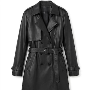 Może przedstawiać: Zestaw trzech ceramicznych kubków z nakrapianym, matowym wykończeniem. Kubki są w odcieniach kremu, jasnoszarym i ciemnoszarym. Każdy kubek ma prosty, minimalistyczny design, idealny do kawy lub herbaty.