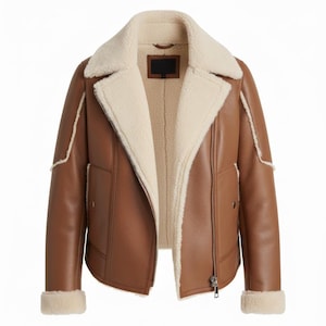 Puede incluir: Chaqueta de cuero marrón con forro y cuello de borreguillo color crema. La chaqueta tiene cierre de cremallera, bolsillos laterales y ribete de borreguillo en los puños. Estilo clásico.