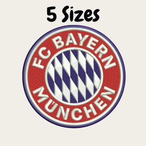 Könnte beinhalten: Gestickter Aufnäher mit dem Logo des FC Bayern München. Das kreisförmige Design umfasst einen roten Außenring mit weißem Text, ein blau-weißes Rautenmuster und die Worte "5 Sizes" in Schwarz über dem Logo.
