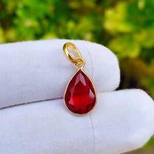 Handgjort guldpläterat labbet Rubin Charm-hänge - Elegant päronformad ädelstensmycke