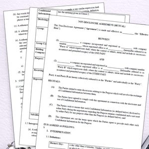 Op de afbeelding: Een stapel witte Non-Disclosure Agreement (NDA)-documenten met tekst. Een kleine, zilveren wekker staat in de linker benedenhoek. De documenten zijn voor juridisch of zakelijk gebruik.