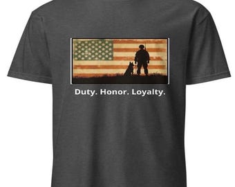 Vaterhaftes Militär Hunde T-Shirt | veteran K9 Silhouette, amerikanische Flagge