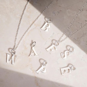 Elegant halsband i sterlingsilver med initialer • Personligt bokstavshänge med hjärta bild 2