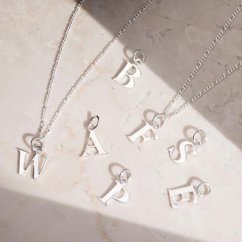 Elegant halsband i sterlingsilver med initialer • Personligt bokstavshänge med hjärta bild 2
