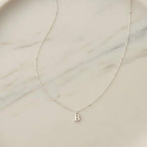Delicata collana con iniziale in argento sterling • Ciondolo con lettera personalizzata