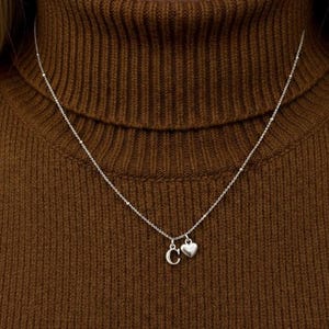 Elegant halsband i sterlingsilver med initialer • Personligt bokstavshänge med hjärta