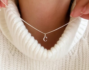 Elegant halsband i sterlingsilver med initialer • Personligt bokstavshänge
