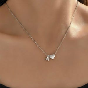 Elegant halsband i sterlingsilver med initialer • Personligt bokstavshänge med hjärta