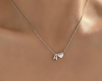 Elegant halsband i sterlingsilver med initialer • Personligt bokstavshänge med hjärta