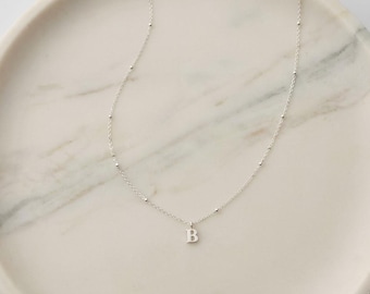 上品なスターリングシルバーのイニシャルネックレス • パーソナライズされた文字ペンダント