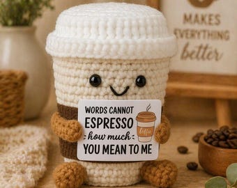 Adorable peluche de taza de café de ganchillo con tarjeta – Regalo amigurumi hecho a mano, regalo divertido para amantes del café