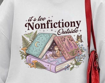 Maglietta Comfort Colors It's Too Nonfictiony Outside, divertente maglietta per amanti dei libri e introversi, felpa Cottagecore Reading Nook, regalo per appassionate di libri