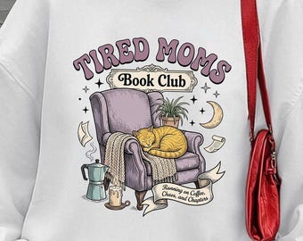 Maglietta Comfort Colors Tired Moms Book Club, maglietta divertente per mamme lettrici con gatti, felpa Coffee Chaos and Chapters, regalo per amanti dei libri con gatto addormentato