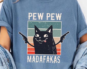 Maglietta Comfort Colors Pew Pew Madafakas, maglietta divertente con meme di gatto nero, felpa retrò vintage con gatto e pistole, felpa con cappuccio sarcastica per amanti dei gattini
