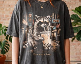 Camiseta Comfort Colors Boba Mapache, Camiseta divertida de estilo urbano con estampado de mapache y té, Sudadera vintage japonesa de neón con estampado de boba, Regalo delicioso de frijoles y perlas