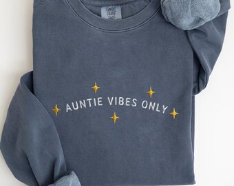 Auntie Vibes Only Embroidered Sweatshirt, Comfort Colors Periwinkle Blue Crewneck, Whimsical Sparkle Star Top, Trendy Gift For Best Aunt
