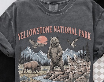 Maglietta Comfort Colors del Parco Nazionale di Yellowstone, maglietta vintage con animali selvatici e natura, felpa retrò con orso grizzly e lupo, regalo ideale per gli amanti dell'escursionismo e delle attività all'aperto.