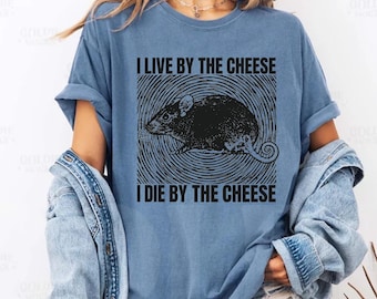 Camiseta Comfort Colors "Vive por el queso, muere por el queso", camiseta divertida de rata con grabado en linóleo, sudadera sarcástica para amantes del queso, rata de arte retro extraño