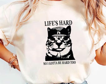 Maglietta Comfort Colors Life's Hard Cat, maglietta divertente con gattino tosto, felpa con grafica retrò di gatto stencil, felpa con cappuccio sarcastica per amanti degli animali