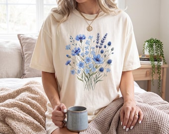 Camiseta Comfort Colors azul con estampado floral silvestre, camiseta vintage botánica floral, sudadera Cottagecore lavanda con estampado de aciano, regalo para amantes de la naturaleza.