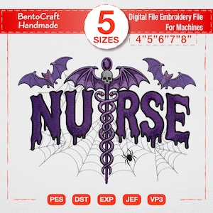 Puede incluir: Un archivo de bordado digital con la palabra NURSE en letras púrpuras que gotean, con un caduceo central coronado por una calavera y alas de murciélago. Dos murciélagos púrpuras flanquean el texto sobre un fondo de telaraña con una araña.