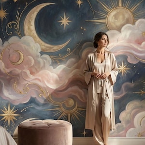 Può includere: Un murale di carta da parati a tema celeste che raffigura un cielo blu scuro con lune, soli e stelle dorate tra nuvole rosa e bianche vorticose. Il design include intricati motivi in filigrana dorata e decorazioni cosmiche sulla parete.