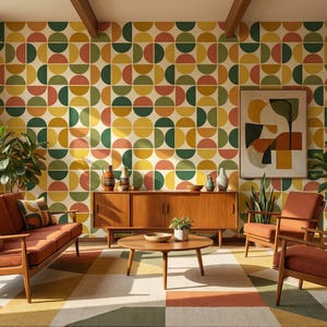 Pode incluir: Uma sala de estar de estilo retro com um sofá castanho, poltronas e um armário de madeira. A sala apresenta um papel de parede geométrico colorido, um tapete estampado e uma mesa de centro redonda. Plantas e obras de arte completam a decoração.