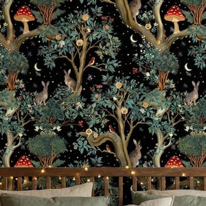 Könnte beinhalten: Tapete mit schwarzem Hintergrund und einem sich wiederholenden Muster aus Bäumen, Kaninchen und roten Pilzen. Das Design enthält grünes Blattwerk, kleine weiße Mondsicheln und Sterne. Die Tapete ist hinter einem Bett mit neutraler Bettwäsche angebracht.