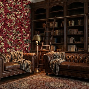 Peut inclure: Int&eacute;rieur de biblioth&egrave;que luxueux avec deux canap&eacute;s en cuir marron et des jet&eacute;s en fourrure. Une grande biblioth&egrave;que remplie de livres, une &eacute;chelle en bois et un papier peint floral rouge. Un lampadaire ajoute une lumi&egrave;re chaleureuse.