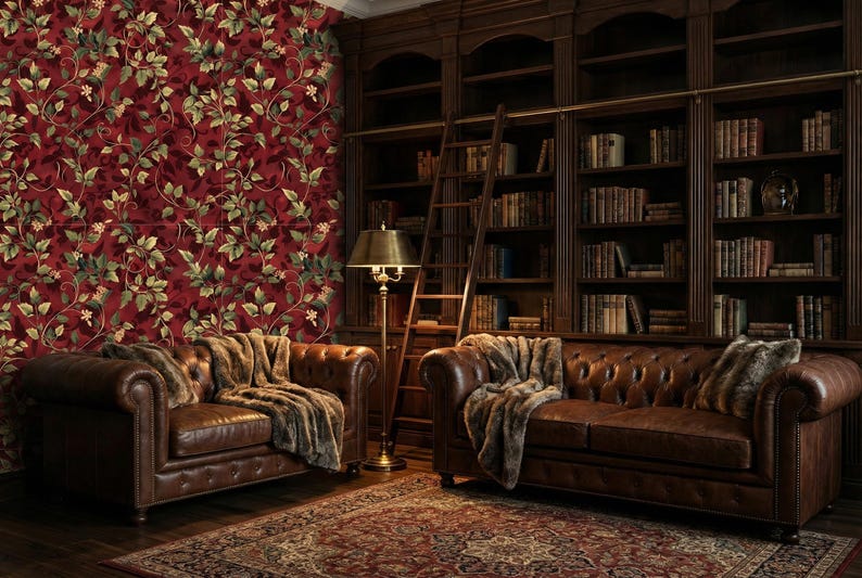 Peut inclure: Int&eacute;rieur de biblioth&egrave;que luxueux avec deux canap&eacute;s en cuir marron et des jet&eacute;s en fourrure. Une grande biblioth&egrave;que remplie de livres, une &eacute;chelle en bois et un papier peint floral rouge. Un lampadaire ajoute une lumi&egrave;re chaleureuse.