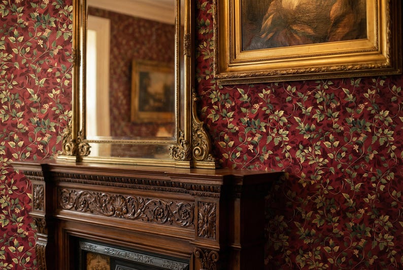 Peut inclure: Int&eacute;rieur d'une pi&egrave;ce avec une chemin&eacute;e en bois fonc&eacute; aux sculptures &eacute;labor&eacute;es. Au-dessus, un grand miroir dor&eacute; refl&egrave;te la pi&egrave;ce. Les murs sont recouverts d'un papier peint floral bordeaux, et une peinture encadr&eacute;e est accroch&eacute;e au-dessus du miroir.