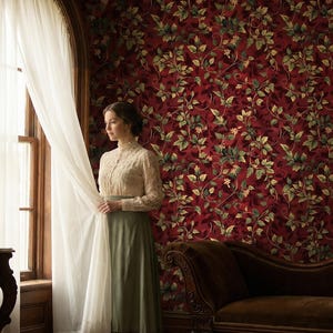 Peut inclure: Une femme v&ecirc;tue d'une robe vintage se tient pr&egrave;s d'une fen&ecirc;tre avec des rideaux blancs. La pi&egrave;ce pr&eacute;sente un papier peint floral rouge et une table en bois sombre. La robe est de couleur claire avec un col montant et des manches longues.