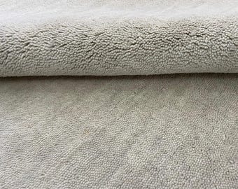 Beige Wollteppich, Minimal Handgefertigter Teppich Handgefertigt in Beige Ivory für Wohn- und Schlafzimmer