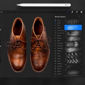 Puede incluir: Un par de zapatos de vestir de cuero marrón con detalles texturizados y cordones marrones. Los zapatos se muestran en una interfaz de programa de arte digital con un lápiz óptico y una biblioteca de pinceles visibles.